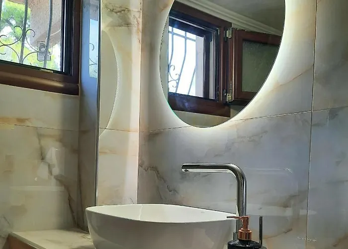House With View * 아기아 파라스케비